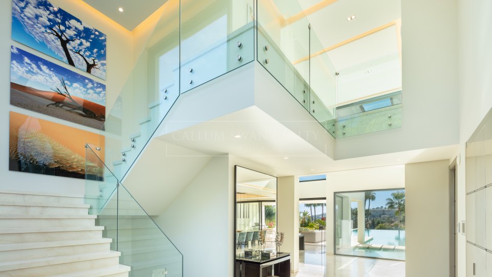 Nueva Andalucia, Elegante villa de lujo en La Cerquilla, con increíbles vistas al golf y al mar