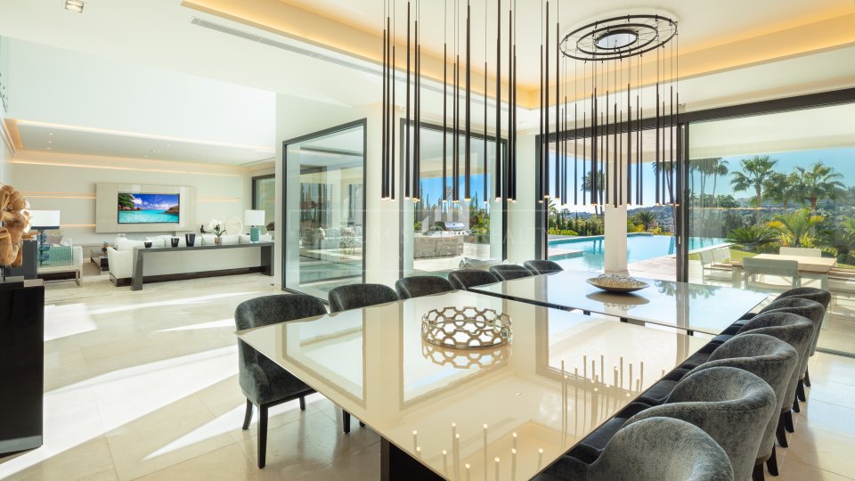 Nueva Andalucia, Elegante villa de lujo en La Cerquilla, con increíbles vistas al golf y al mar