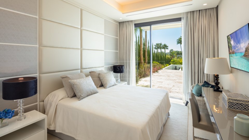 Nueva Andalucia, Elegante villa de lujo en La Cerquilla, con increíbles vistas al golf y al mar