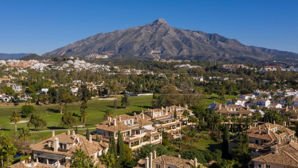 Nueva Andalucia, Ático con vistas al golf y al mar en la comunidad cerrada Las Alamandas
