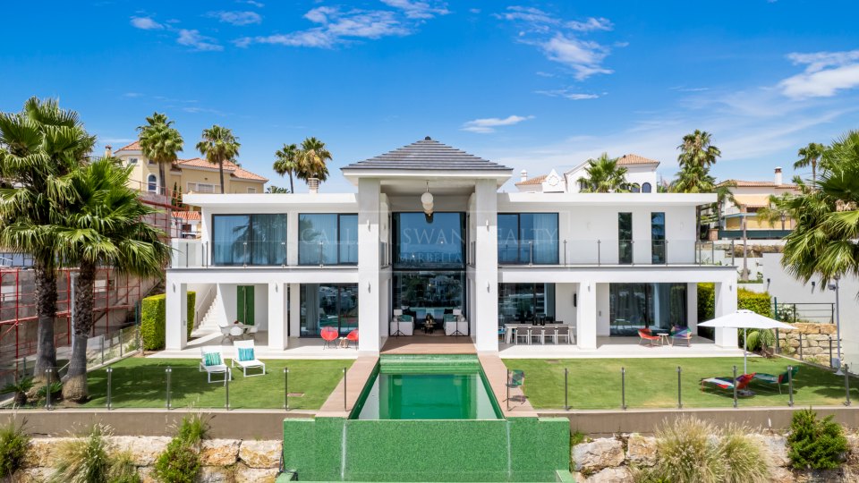 Benahavis, Contemporary family villa for sale in La Alqueria with sea views
