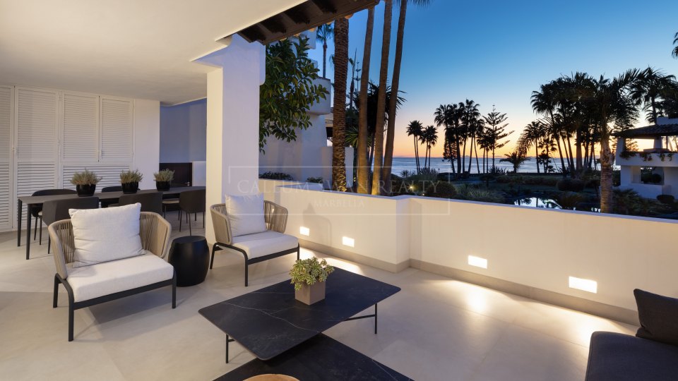 Marbella Golden Mile, Apartamento en venta en Marina Puente Romano junto a la playa