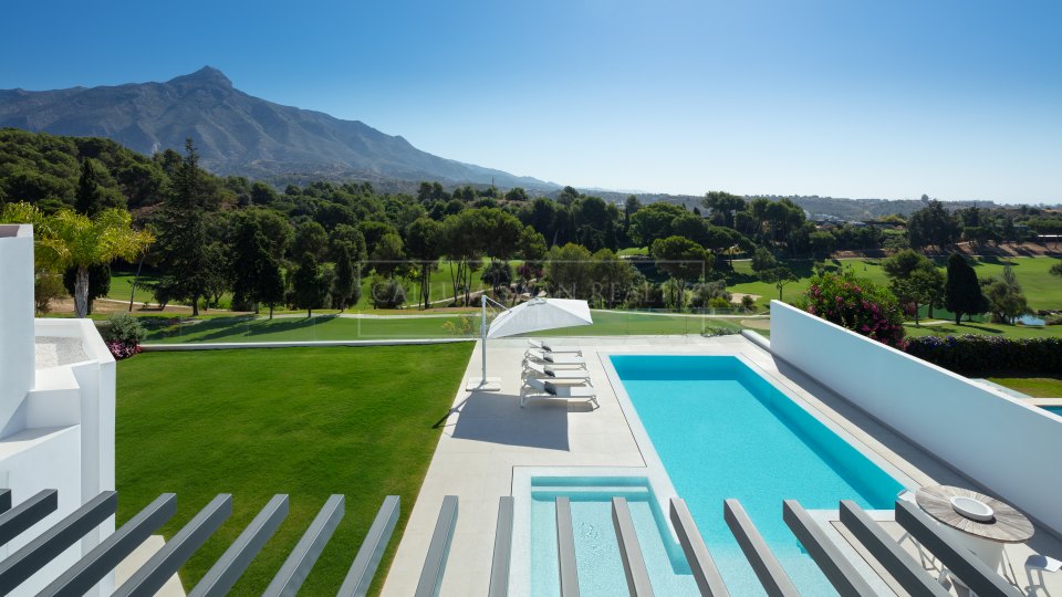 Nueva Andalucia, Villa en primera linea de golf en venta en Aloha
