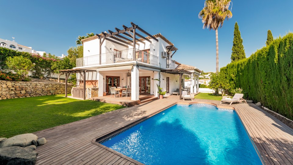 Nueva Andalucia, Villa for sale in the gated community of Marbella Country Club