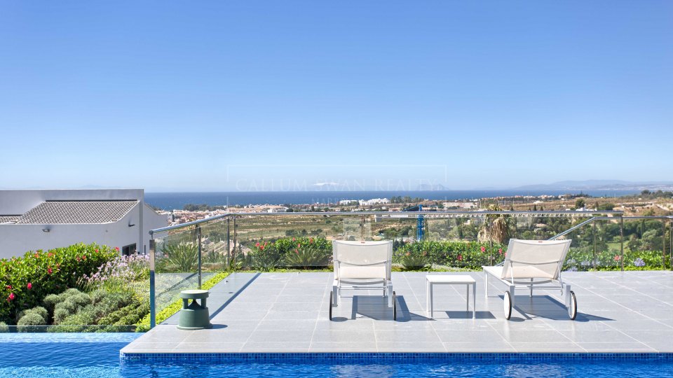Benahavis, Contemporary luxury villa in the gated residential area of Los Flamingos