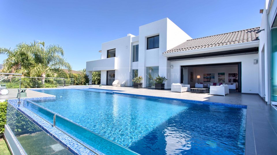 Benahavis, Contemporary luxury villa in the gated residential area of Los Flamingos