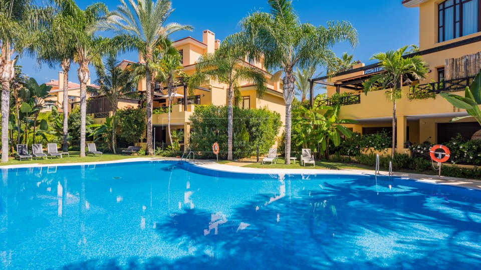 Marbella - Puerto Banus, Apartamento de lujo de 2 dormitorios en Bahia de Banus a tan solo un paseo de la playa