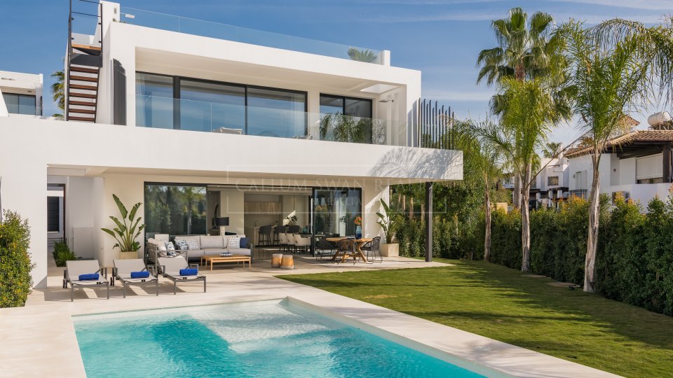 Marbella Golden Mile, New modern villa in a gated community of Altos de Puente Romano