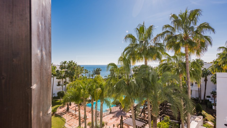 Marbella Golden Mile, Duplex penthouse with sea views in Japanese Gardens, Puente Romano