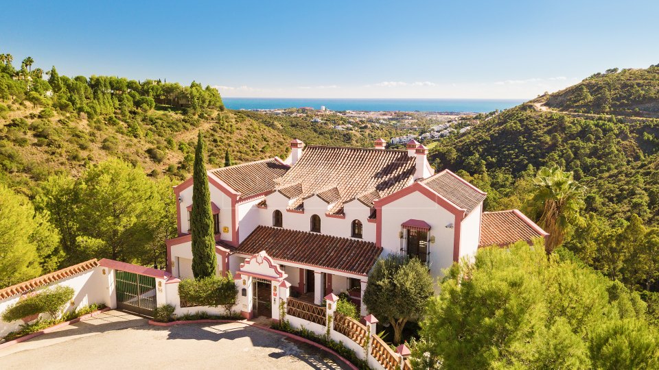 Benahavis, Villa de estilo rustico andaluz con gran encanto en el Madroñal con preciosas vistas al mar