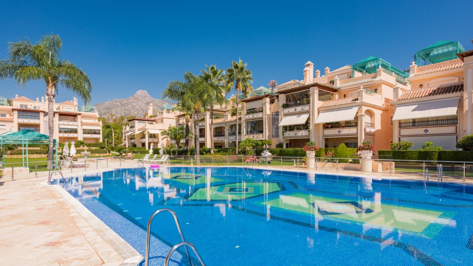 Marbella Golden Mile, Spacious duplex penthouse in a gated luxury complex close to Puente Romano