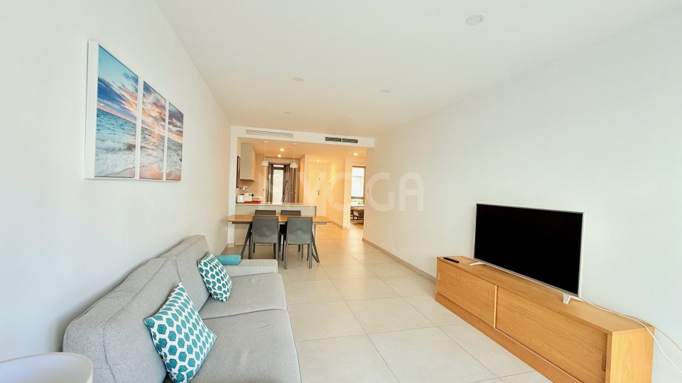 Apartamento en planta baja de obra nueva, listo para entrar a vivir en Elviria playa, Marbella Este