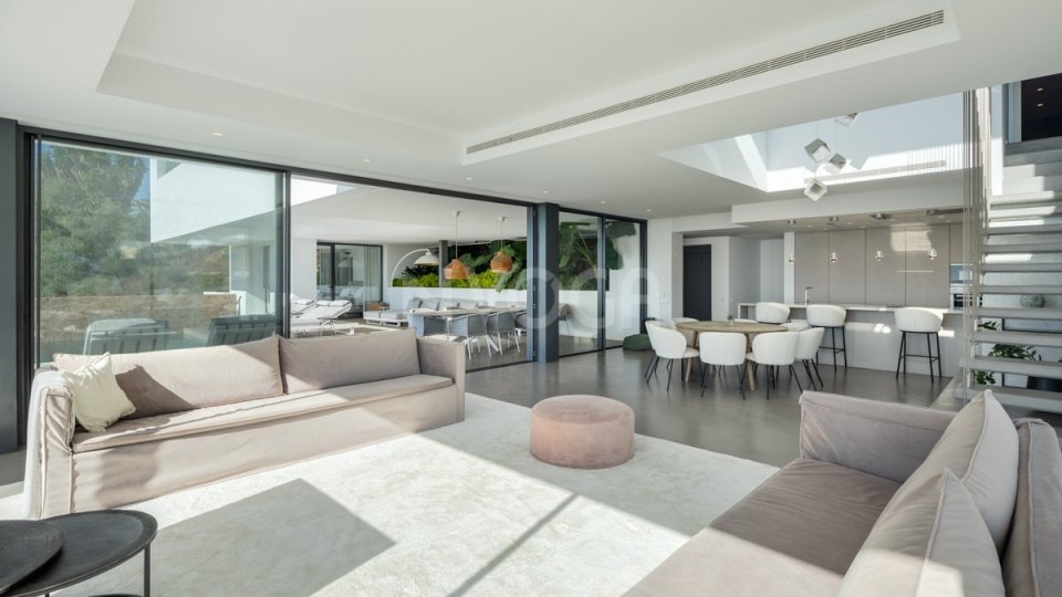 Lujosa Villa Moderna en el Prestigioso El Herrojo Alto