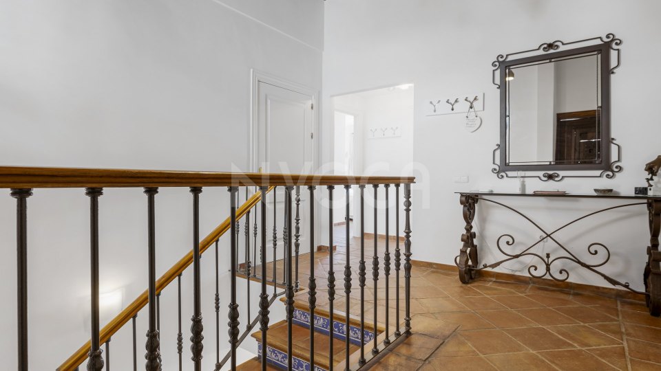 Excepcional Casa Adosada de 5 Dormitorios en La Perla de la Heredia, Benahavís