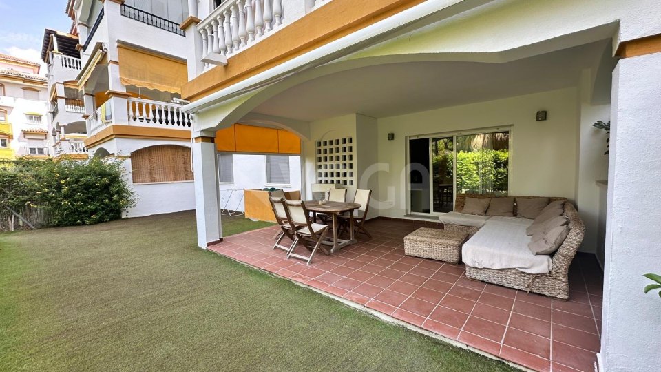 Fabuloso apartamento en planta baja, a tan solo 10 minutos de la playa y de Puerto Banus, Marbella