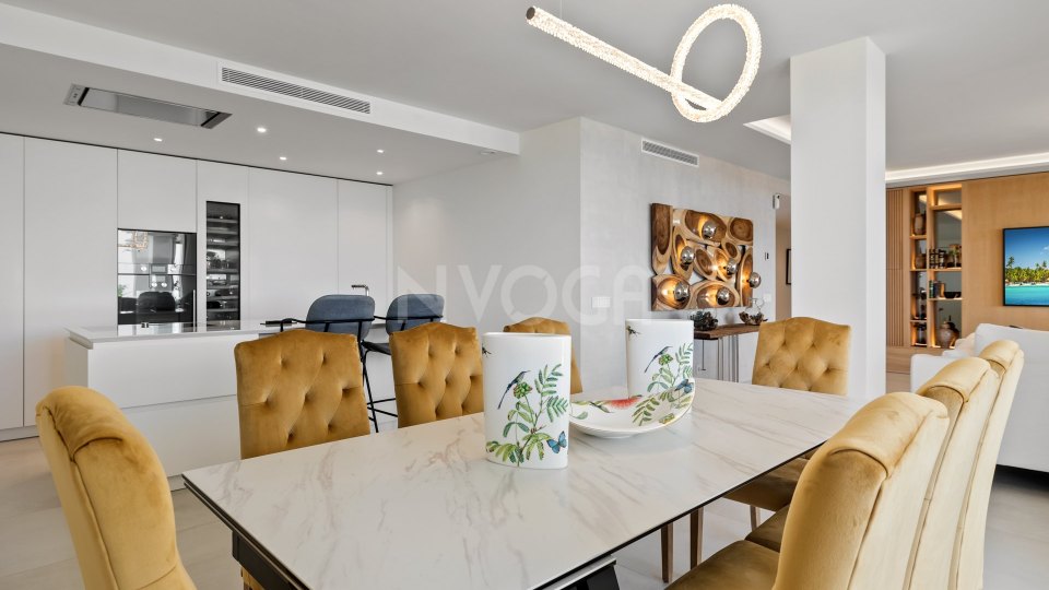 Apartamento de lujo amplio con impresionantes vistas situado en Nueva Andalucia.