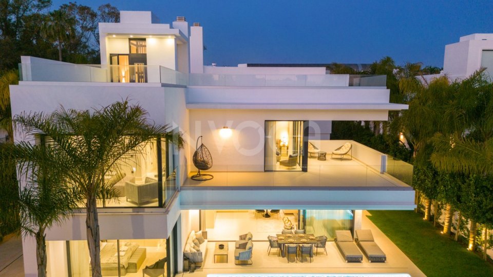 Impressive beachside villa in Rio Verde Playa, Marbella Golden Mile