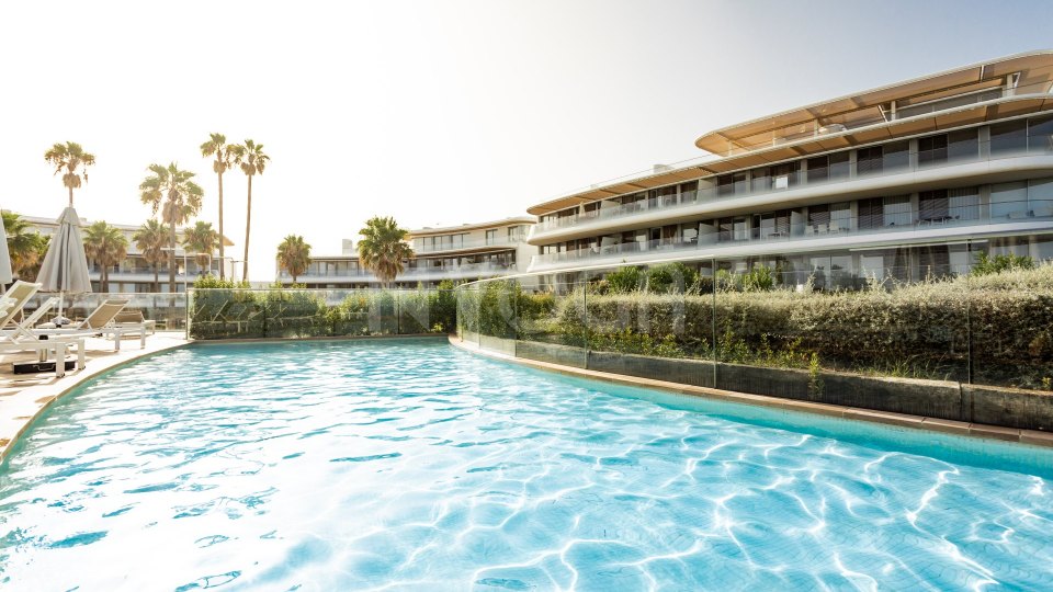 Magnifico apartamento en primera linea de playa con espectaculares vistas al mar en Estepona.