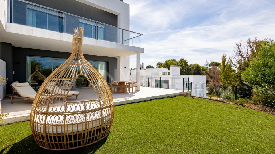 Moderna casa de obra nueva con vistas panorámicas al mar y montaña en Guadalmina Alta Marbella