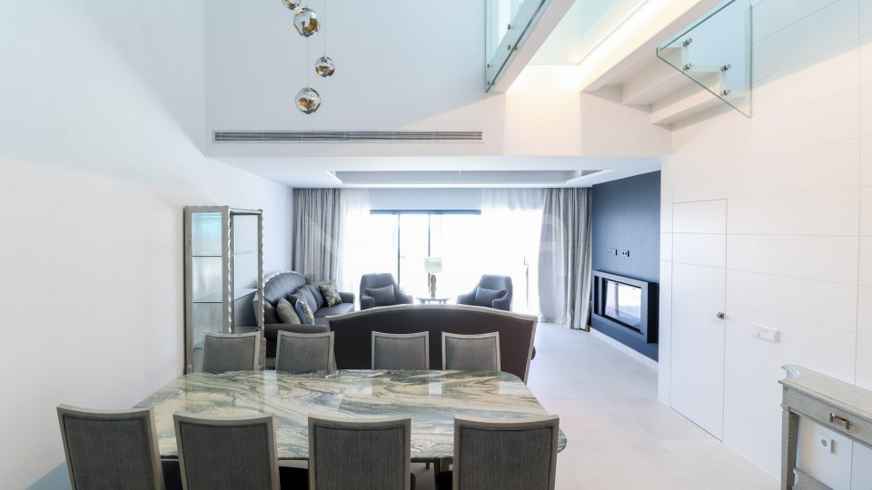 Maravillosa casa de 3 dormitorios en primera línea de playa en Estepona, con orientación sur y fantásticas vistas al mar