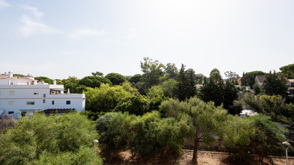 Ready to move in penthouse, walking distance to the best beaches in East Marbella, Elviria