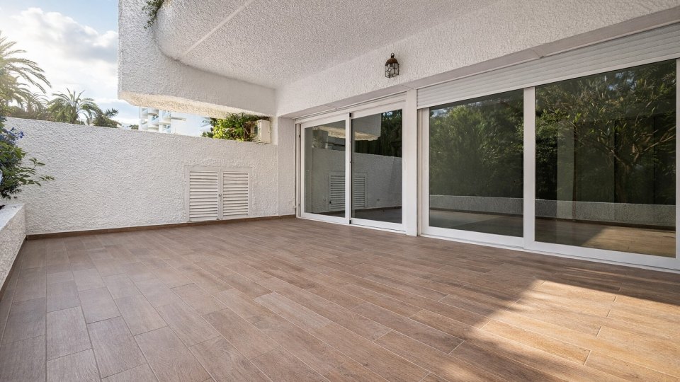 Maravilloso apartamento en planta baja sin amueblar, ubicado en la Milla de Oro, Marbella