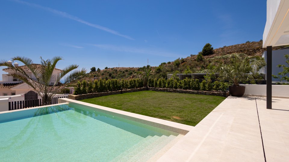 Villa Olive - Luz, privacidad y vida mediterránea en las colinas de Higuerón, lista para entrar a vivir ya