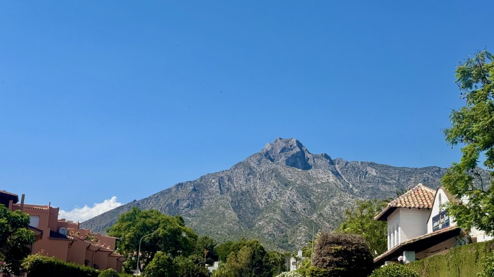 Spectacular unfurnished duplex in Jardines de Sierra Blanca, Marbella.