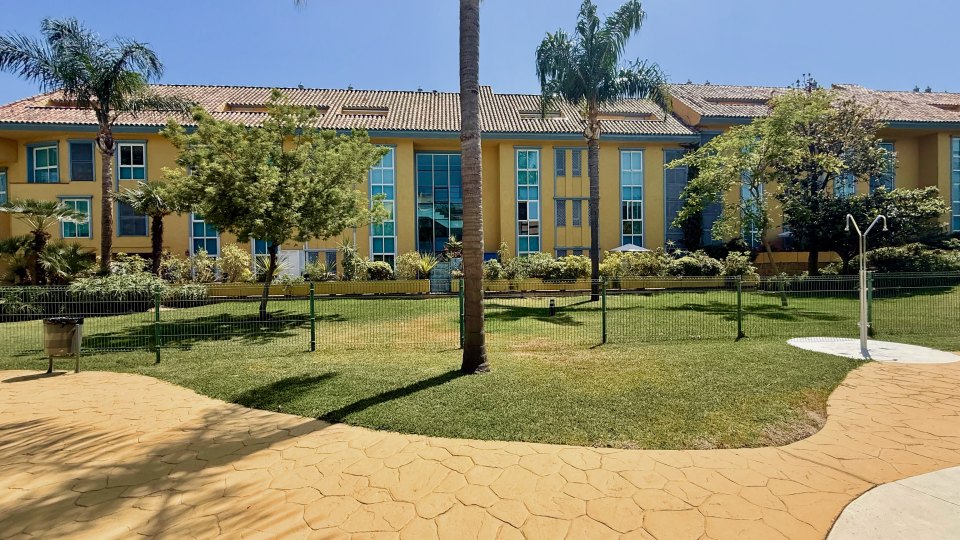 Luminoso dúplex en alquiler de larga temporada en Bahía de Marbella – Urbanización Atrium, Marbella Este