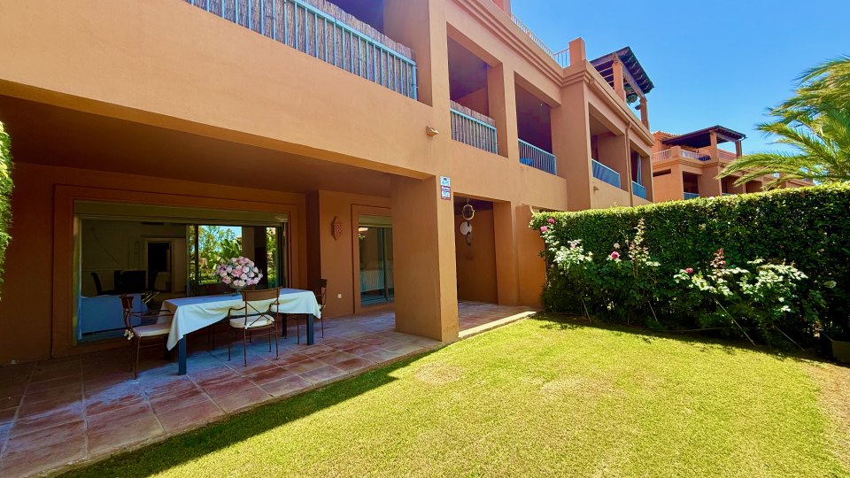 Exclusive ground-floor apartment with a private garden in the Benatalaya residential complex, Estepona – Available for long-term rental.