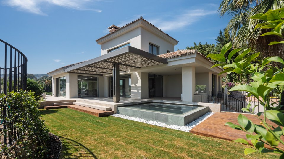 BALINESE-STYLE LUXURY VILLA IN THE HEART OF GOLF VALLEY