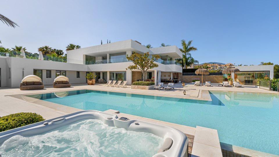 Stunning Contemporary Villa with Panoramic Views in La Cerquilla, Nueva Andalucía
