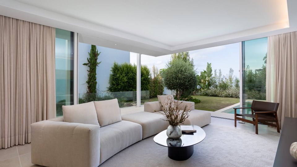 Luxury villa in Marbella ready to move in, Valdeolletas area, with private pool and sea views