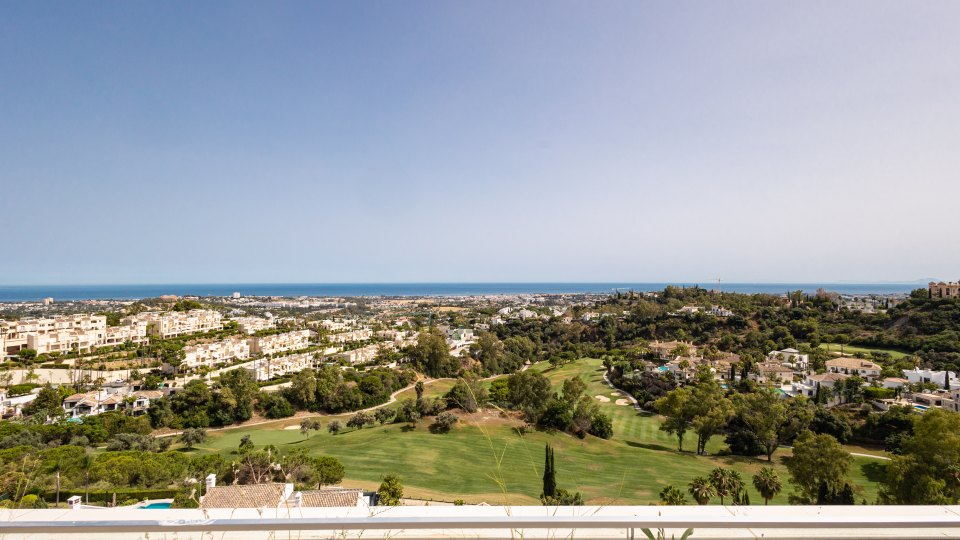 Luxury Penthouse with Private Rooftop Pool & Panoramic Sea Views in La Quinta, Benahavís