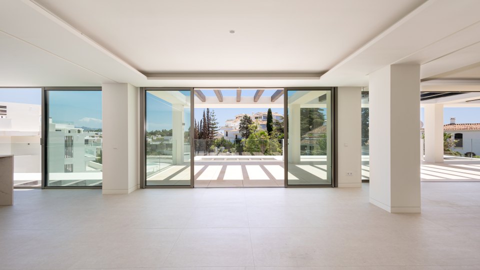 The last penthouse available, featuring panoramic sea and mountain views, ready to move in.
