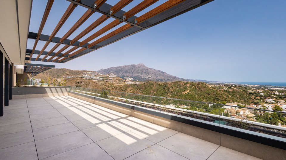Luxury New-Build Penthouse with Private Rooftop Pool and Panoramic Sea Views in La Quinta, Benahavís