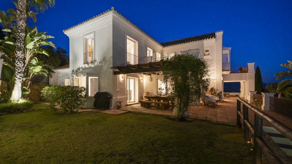 Impresionante villa con vistas al mar en Los Altos de Los Monteros, Marbella Este