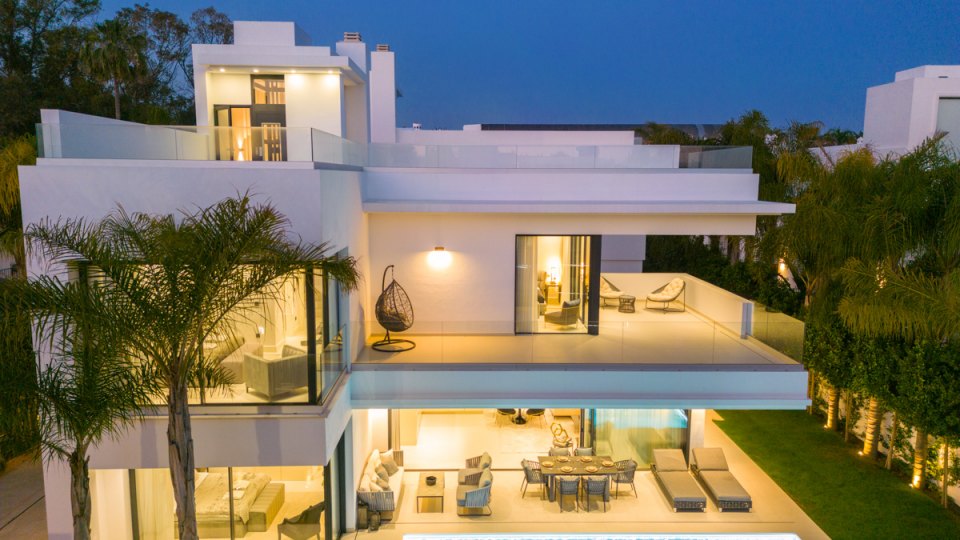 Impresionante villa junto a la playa en Rio Verde Playa, Marbella Milla de Oro