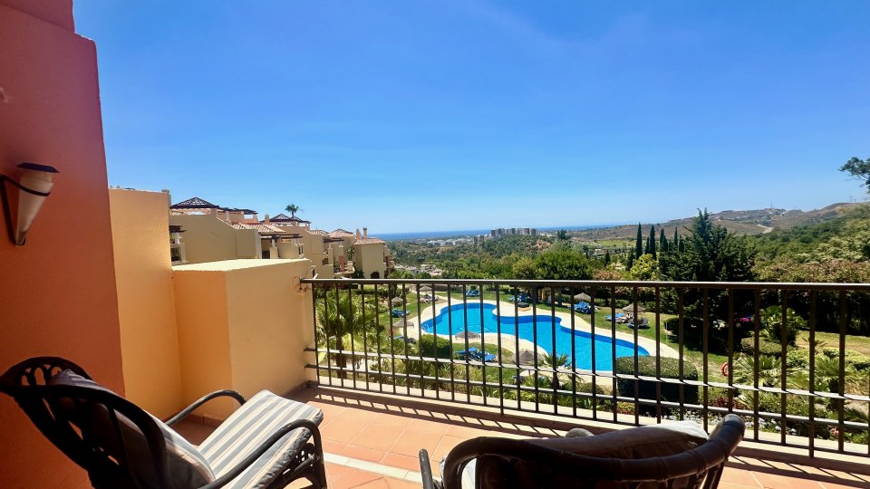 Fabuloso apartamento a pie de golf en Los Arqueros, Benahavis