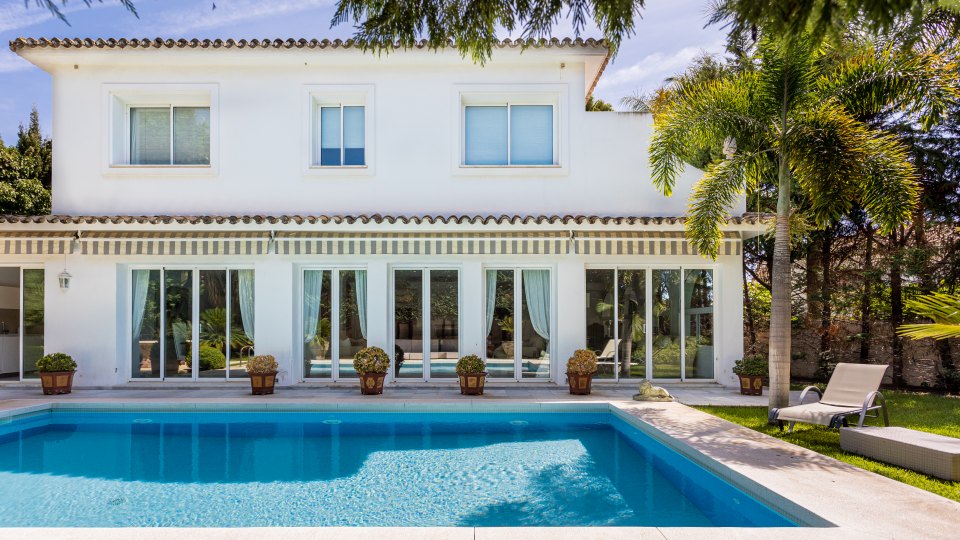 Luxury 5-bedroom villa in Los Monteros beach (Marbella) – steps from the sea with private pool