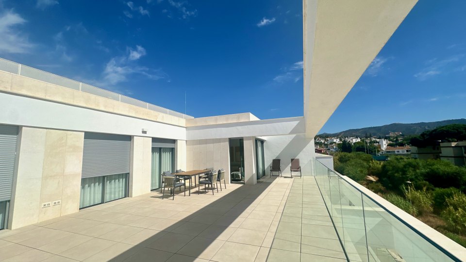 Fabulous penthouse only 300 metres from Elviria beach, Marbella East