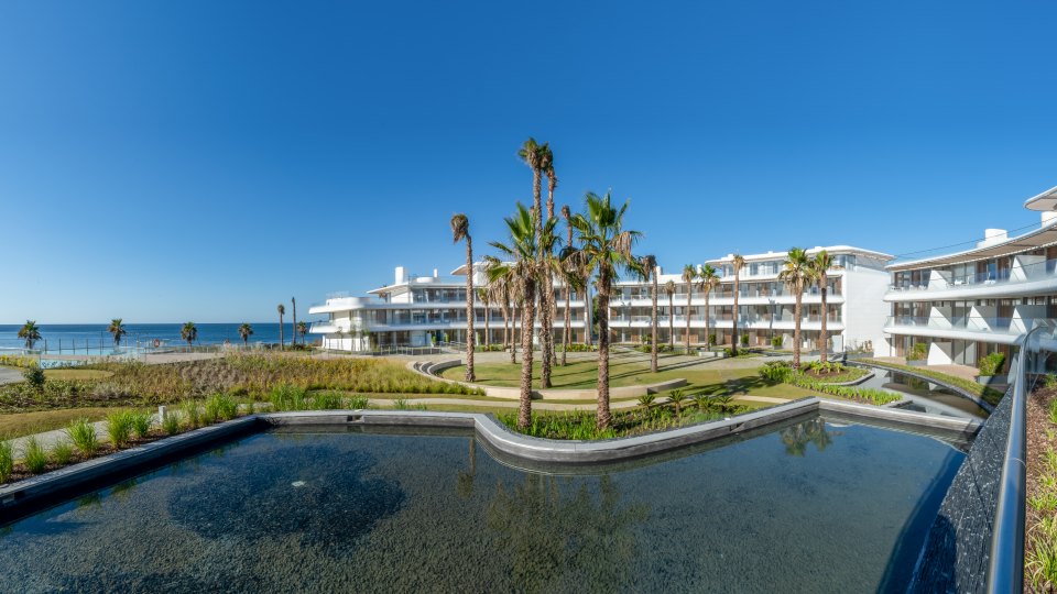 Fabulous apartment on a frontline beach location in Estepona