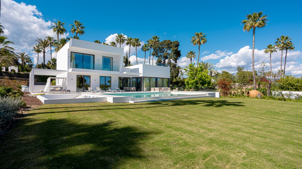 Brand new stunning contemporary villa in El Paraiso, New Golden Mile.