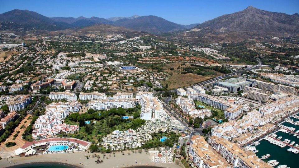 Excellent and spacious 3 bedroom apartment in Playas del Duque