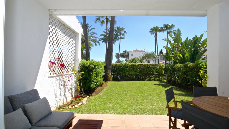 Townhouse on the first line of the beach