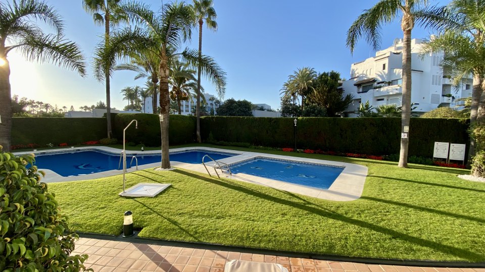 2 bedrooms garden apartment in Puerto Banús, walking distance to the beach