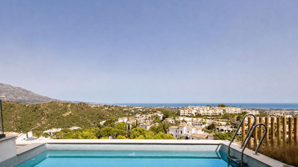 Ready to be turned into your dream home - 3 bedrooms ground floor apartment with private pool and the garden