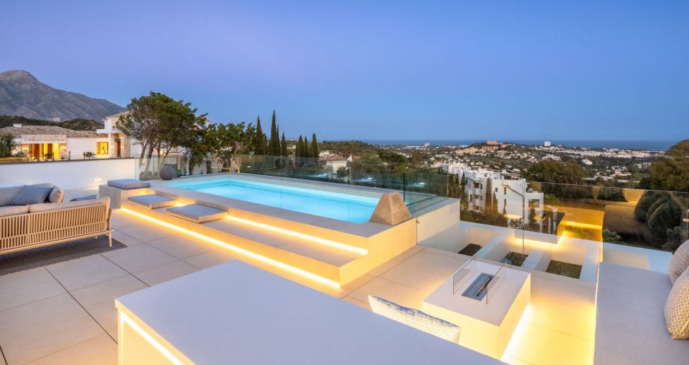 Panoramic sea views from a rooftop with pool in La Quinta, Benahavís