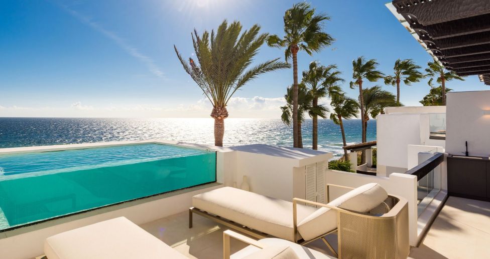 Beachfront terrace with infinity pool in Puente Romano