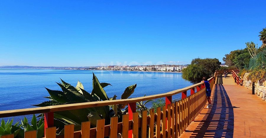 Contemporary Turnkey Villa in Buenas Noches, Estepona